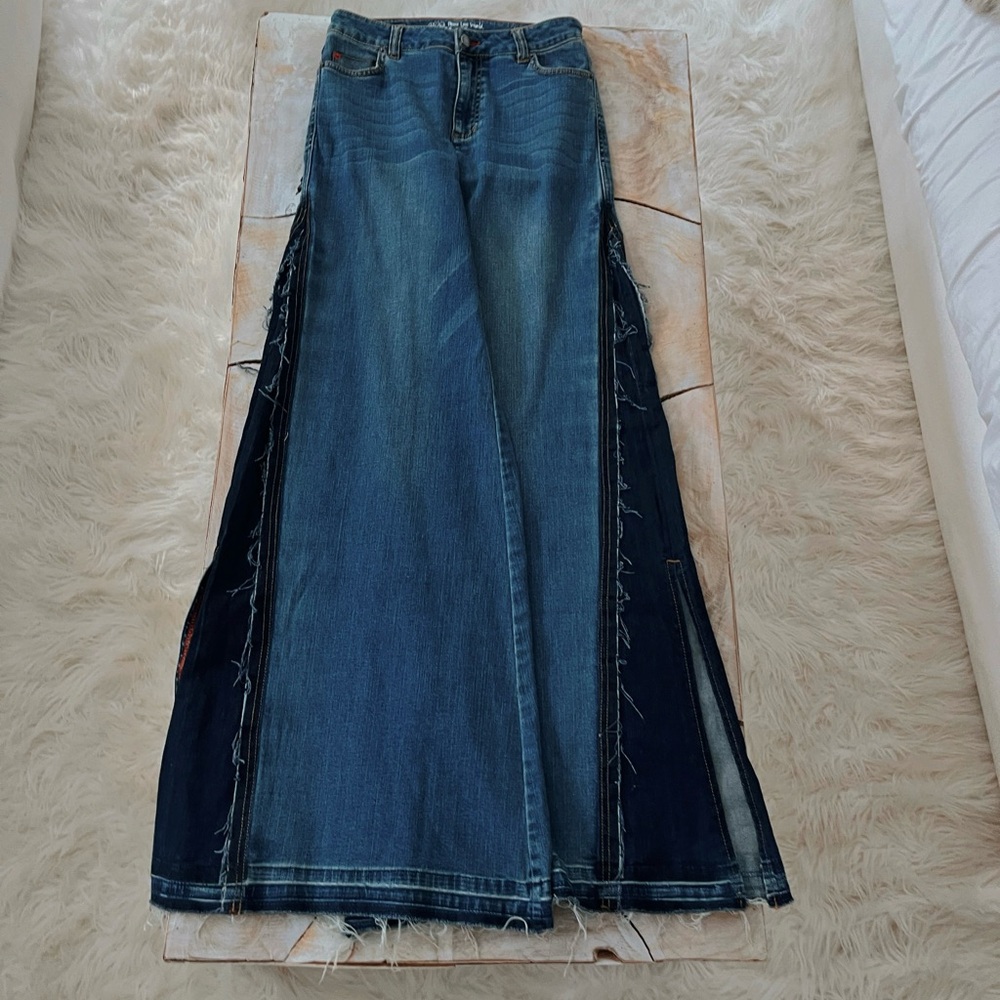 PEACE, LOVE, WORLD SUPER WIDE LEG JEANS WITH SPLIT SIDES MEDIUM WASH🩵
